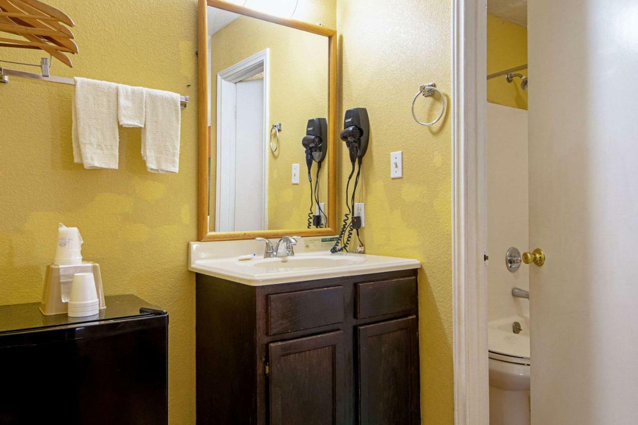 Economy Inn & Suites Denton Esterno foto