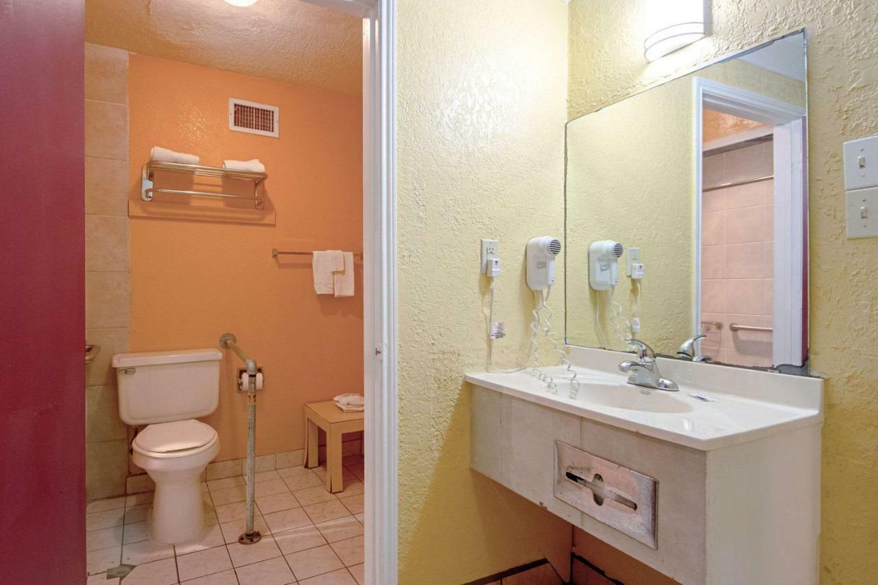 Economy Inn & Suites Denton Esterno foto