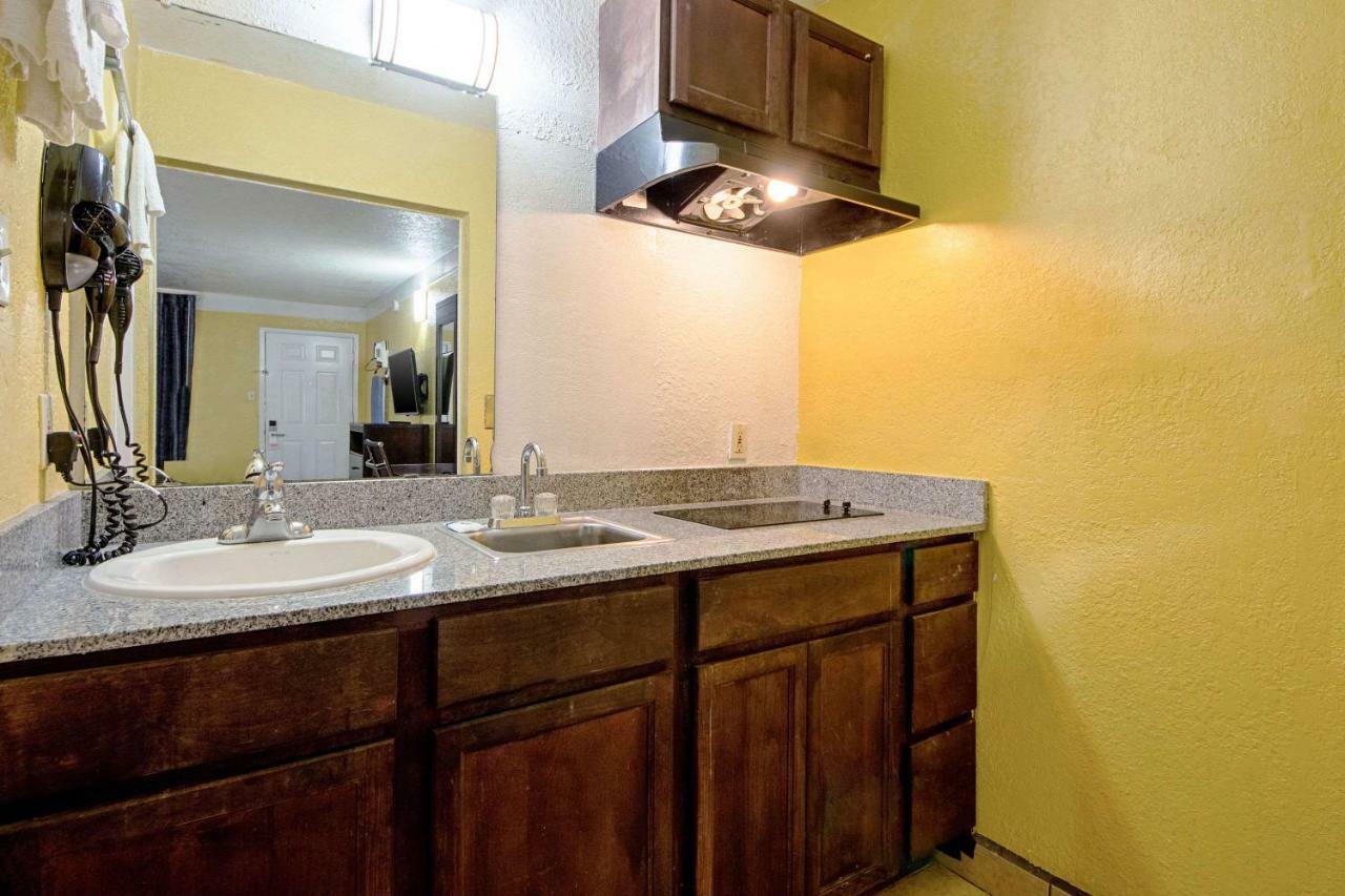 Economy Inn & Suites Denton Esterno foto