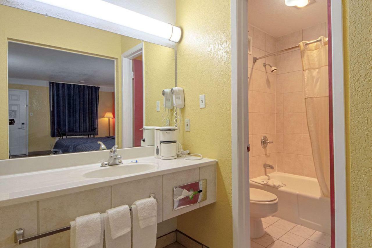 Economy Inn & Suites Denton Esterno foto