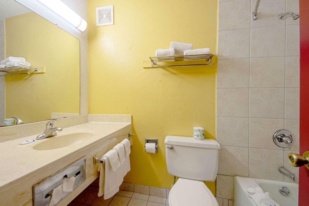 Economy Inn & Suites Denton Esterno foto