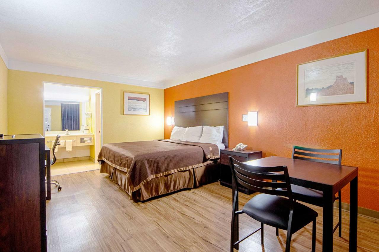 Economy Inn & Suites Denton Esterno foto