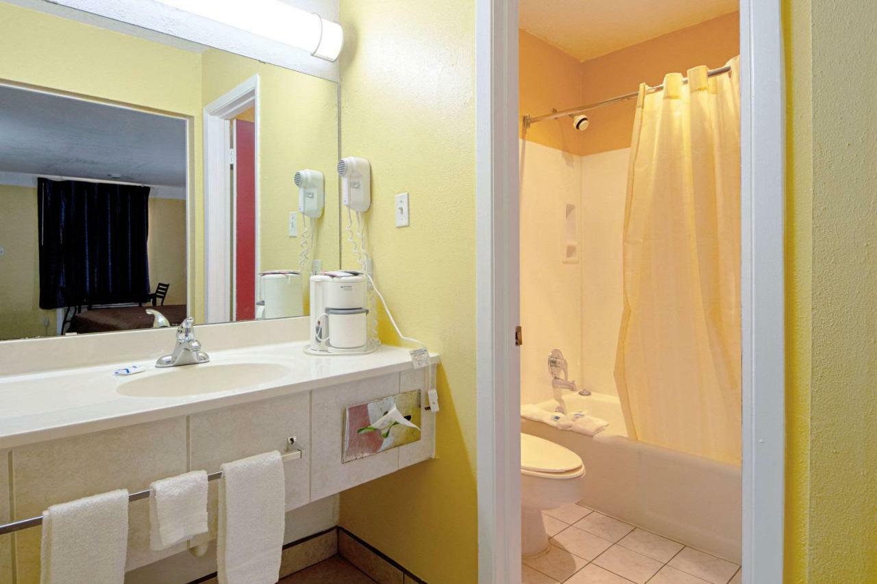 Economy Inn & Suites Denton Esterno foto