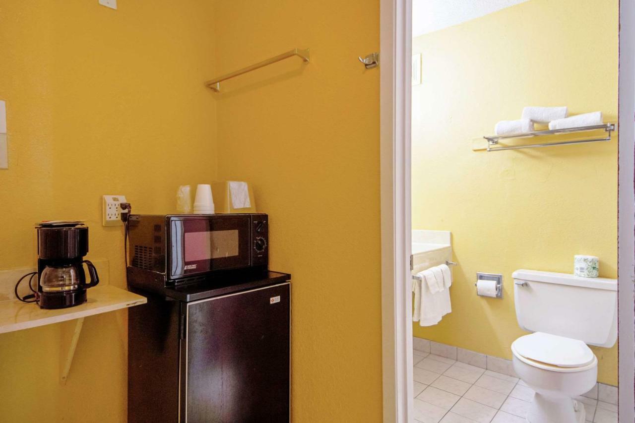 Economy Inn & Suites Denton Esterno foto